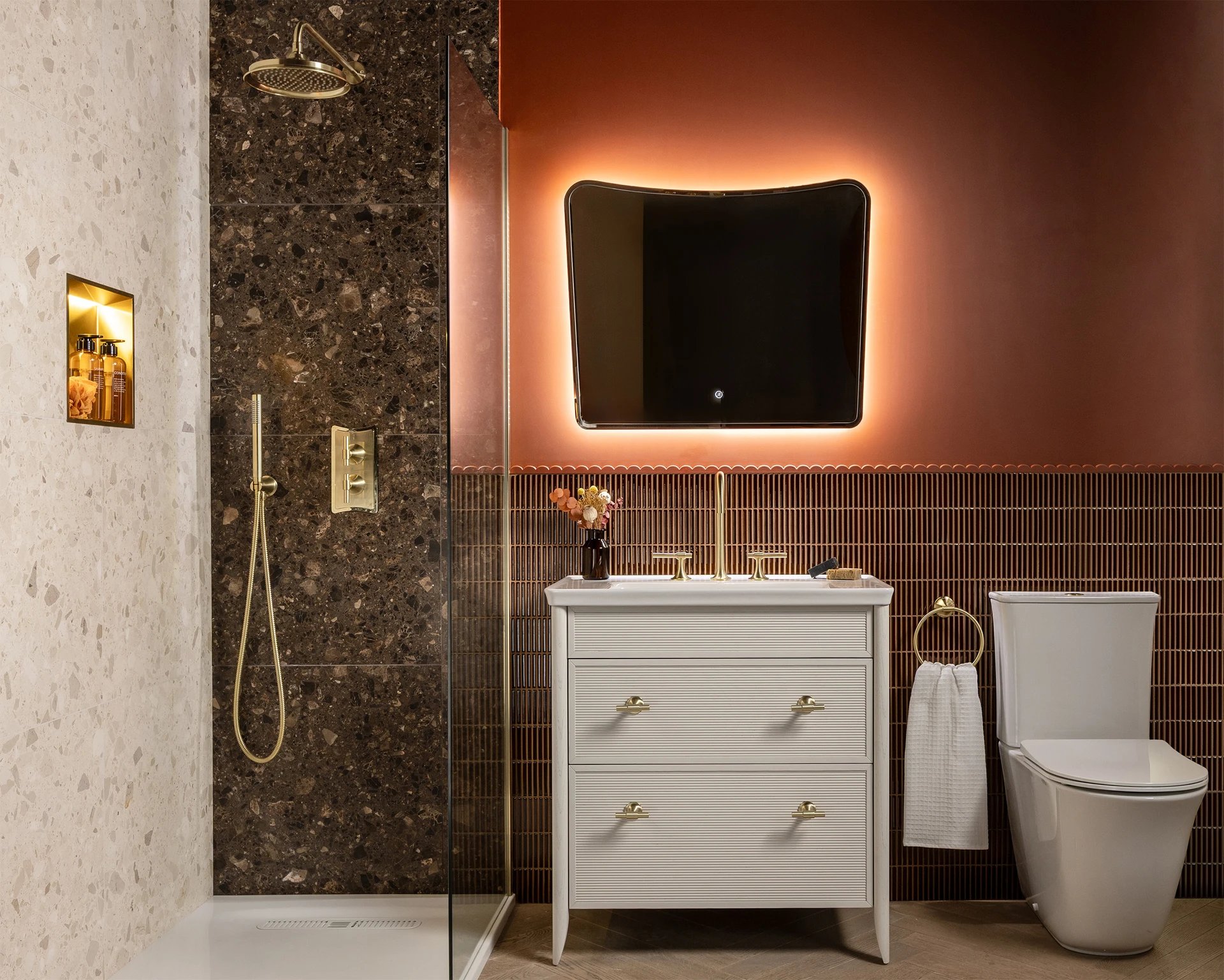 Strand Maximalist Ensuite