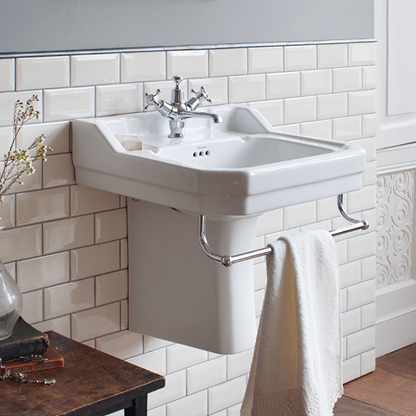 Traditional Bathroom Design | Inspire understated elegance in your periodic bathroom with classic chrome colours