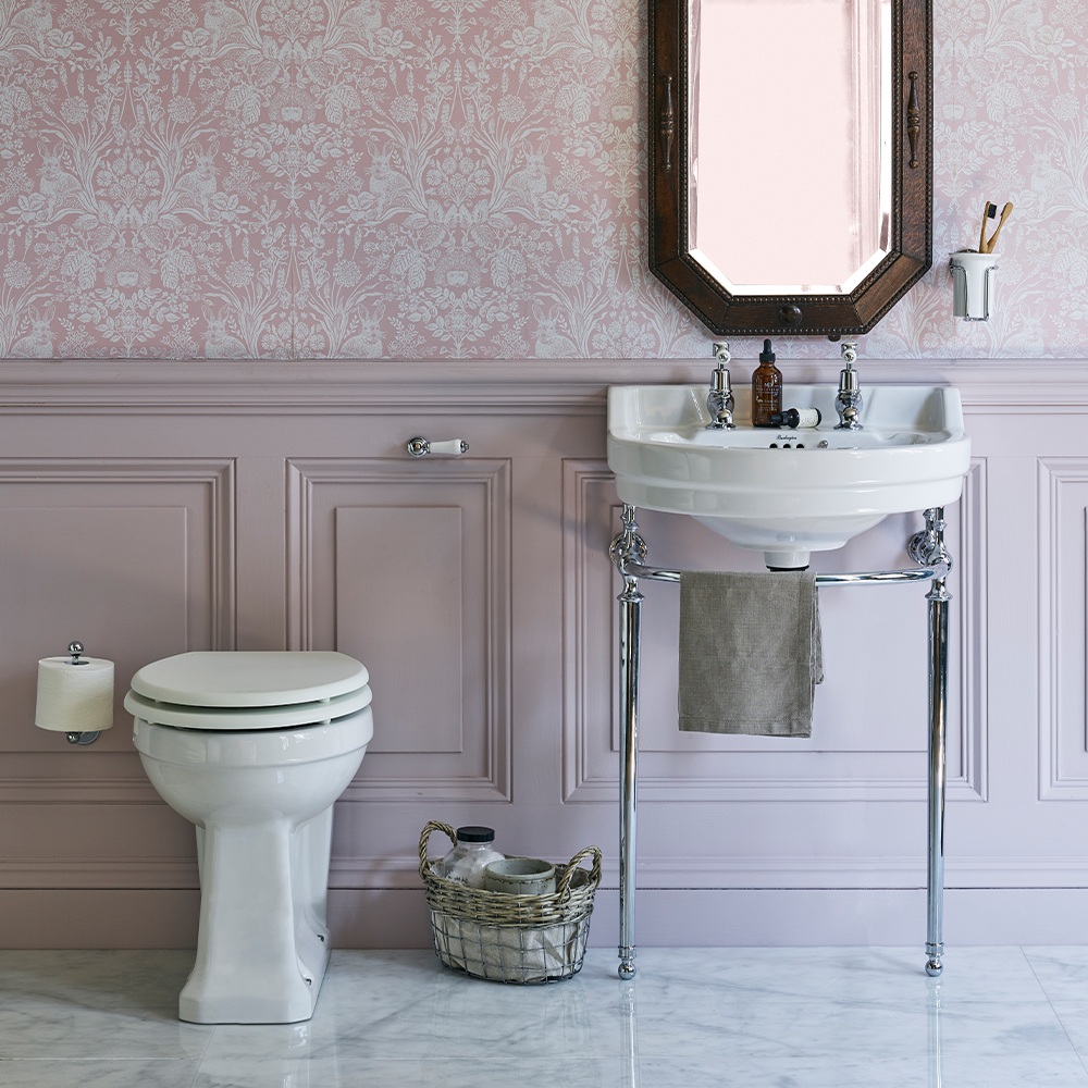 Featuring hints of Chrome, this authentic bathroom promises traditional bathroom design that exudes endless luxury through the years Traditional Bathroom Design | Capture timelessness in your authentic bathroom with hints of Chrome