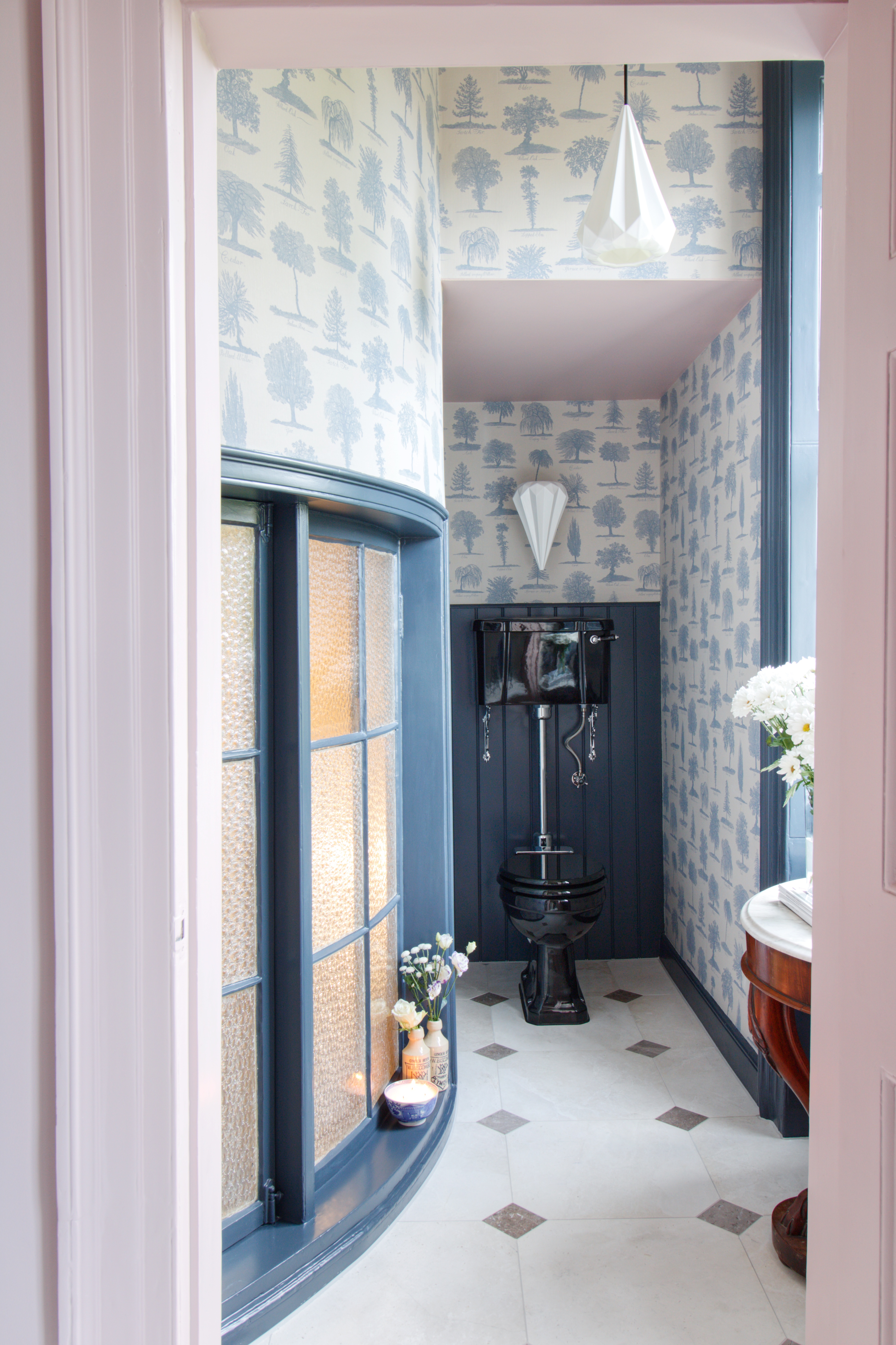 Burlington Bathrooms | @manwithahammer creates a perfect example of traditional bathroom using jet black bathroom scheme